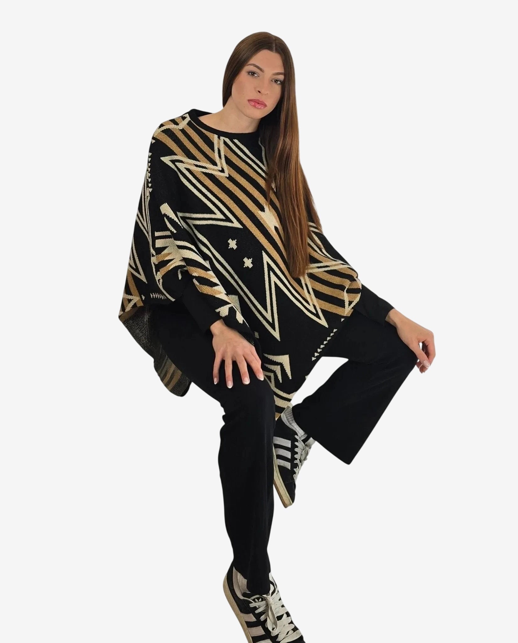Modella indossa un poncho invernale nero in lana e alpaca con fantasia geometrica a zig zag.
