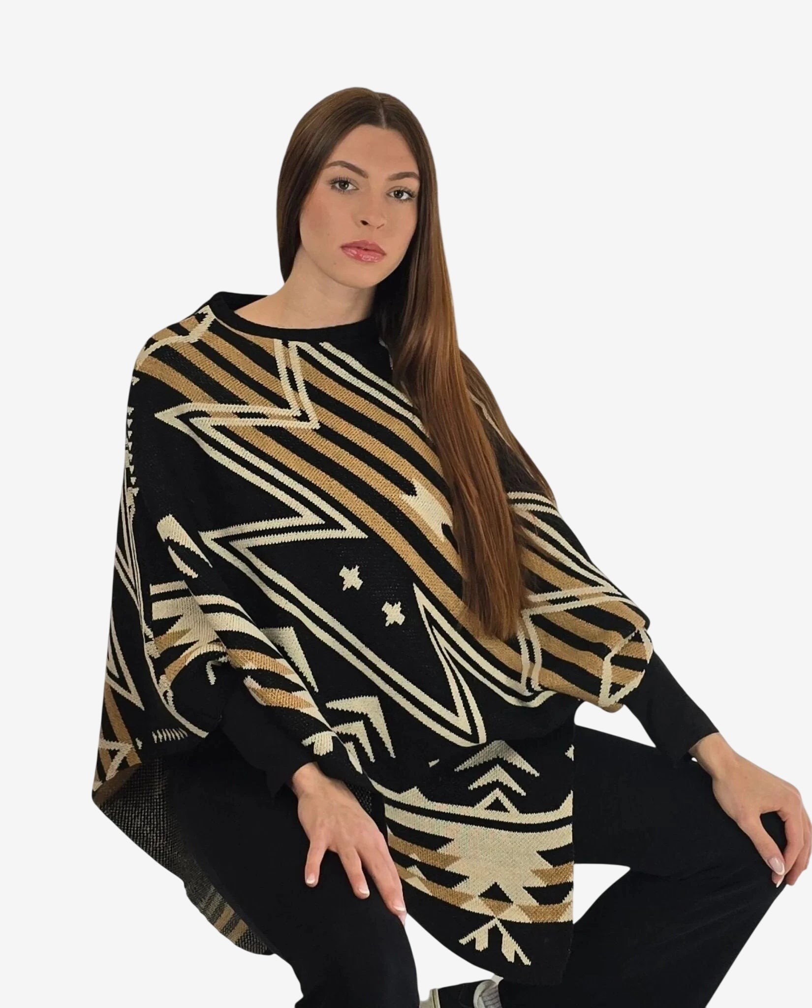 Poncho da donna in lana e alpaca con fantasia geometrica nera e beige.