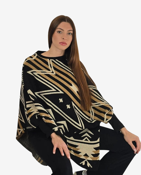 Poncho da donna in lana e alpaca con fantasia geometrica nera e beige.