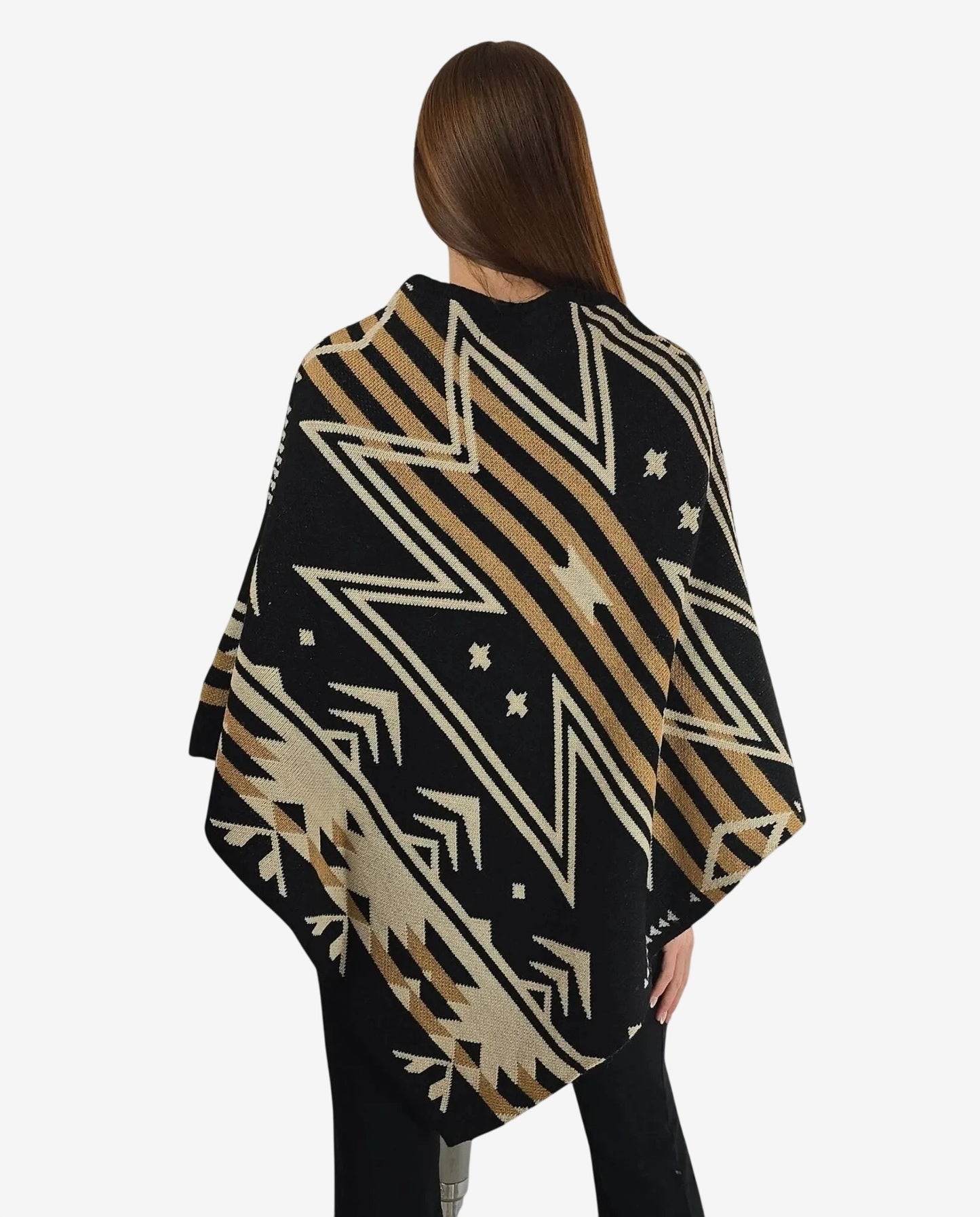 Poncho da donna in lana e alpaca con fantasia geometrica nera e beige.