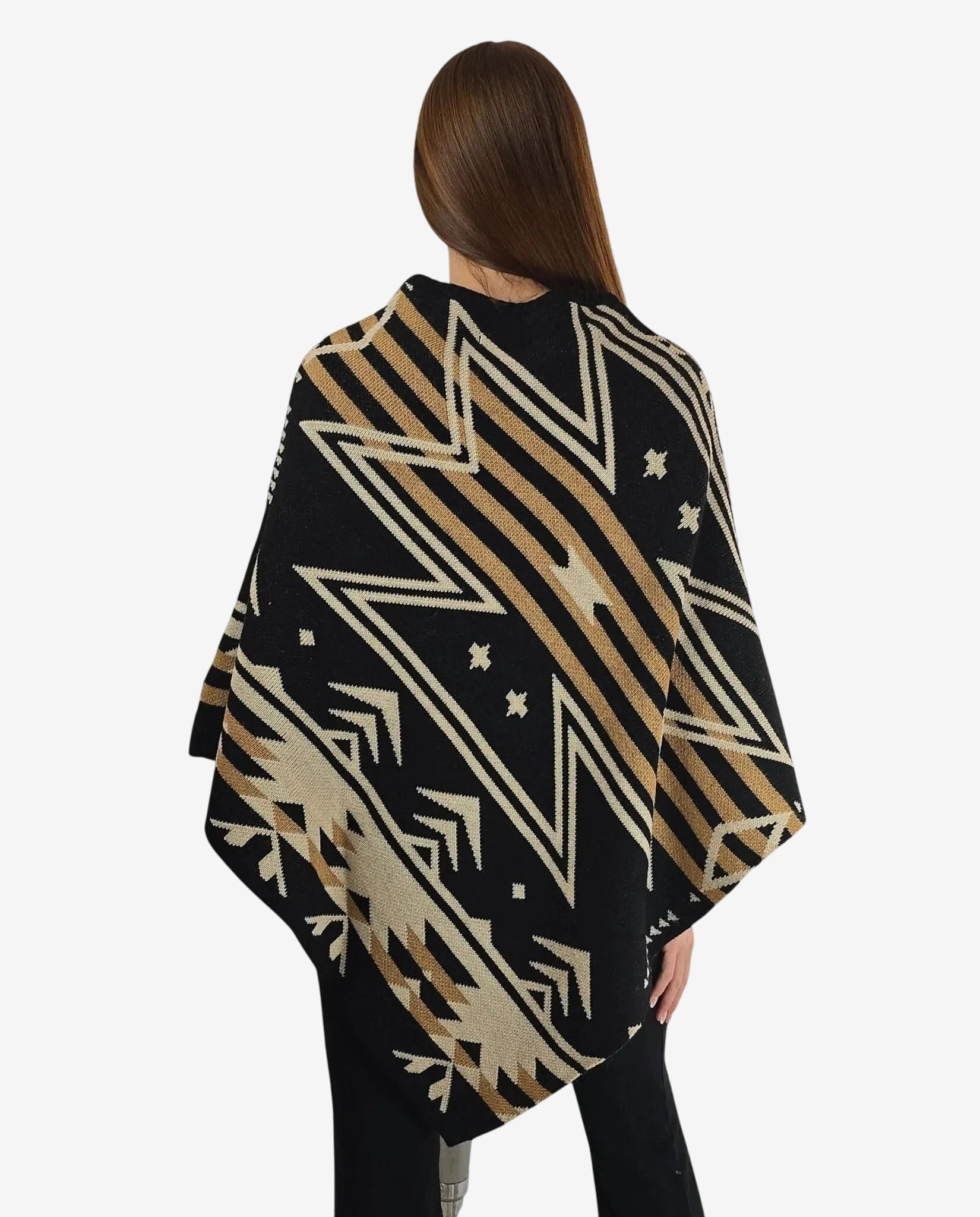 Poncho da donna in lana e alpaca con fantasia geometrica nera e beige.