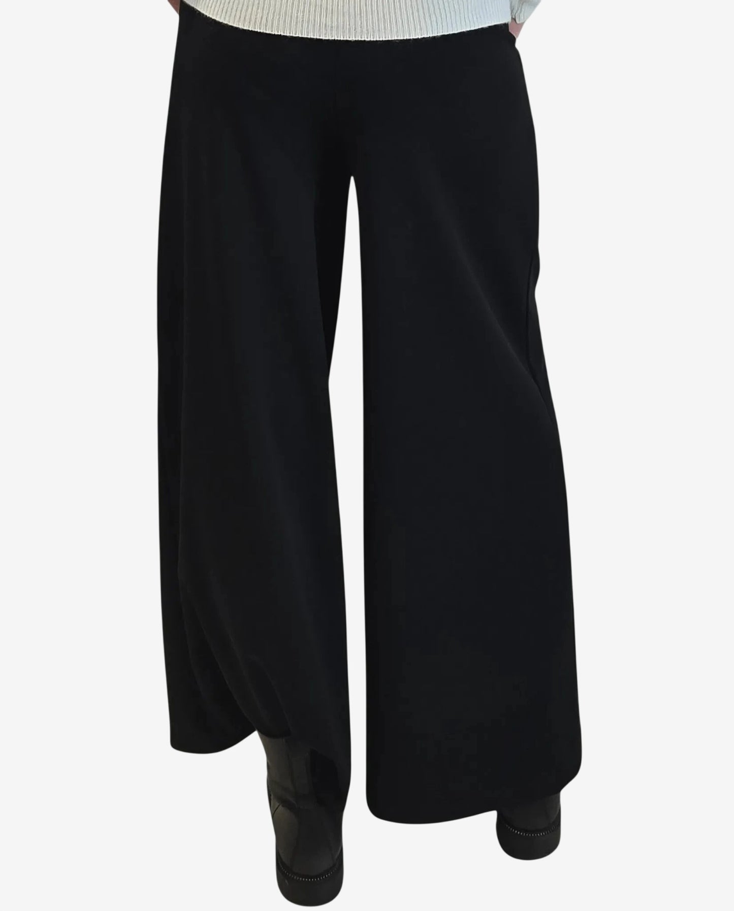 Pantalone nero a gamba larga con vita alta e vestibilità morbida.
