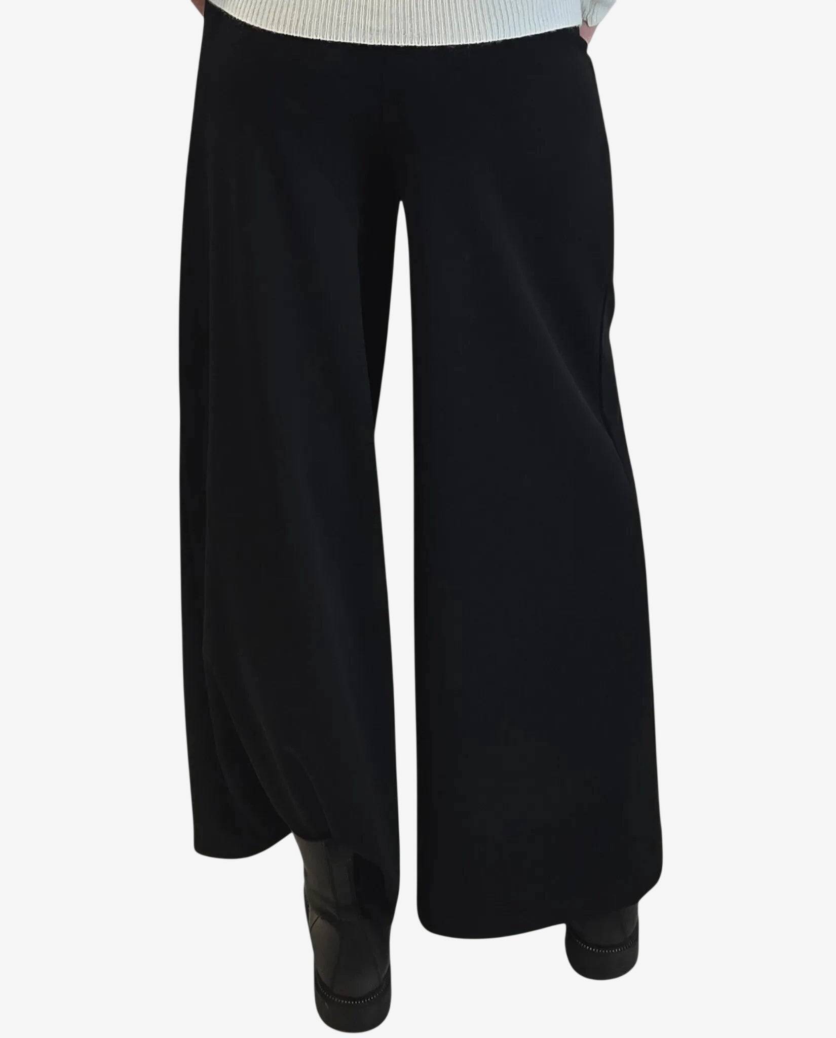 Pantalone nero a gamba larga con vita alta e vestibilità morbida.