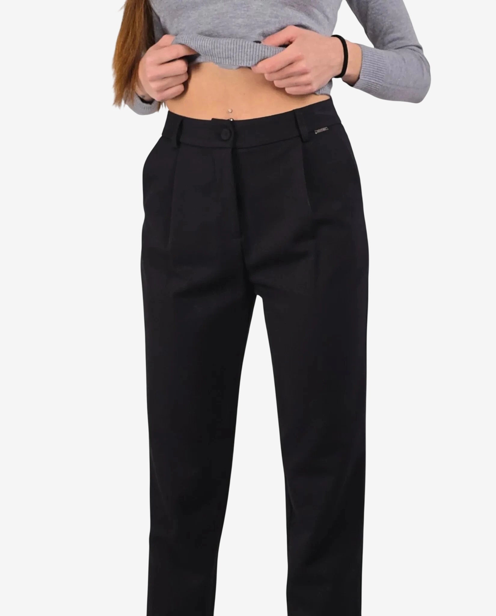 Pantalone nero a vita alta con chiusura a zip e vestibilità sartoriale.