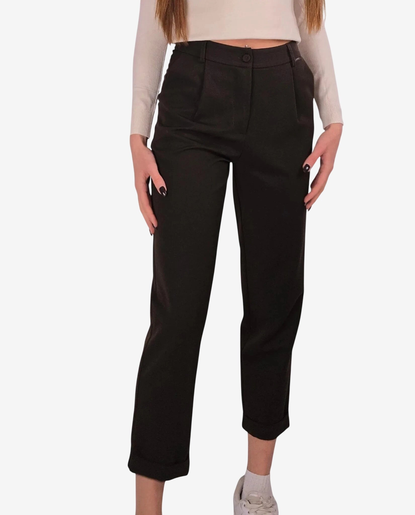 Pantalone color moka con chiusura a zip, taglio dritto e risvolto sul fondo.