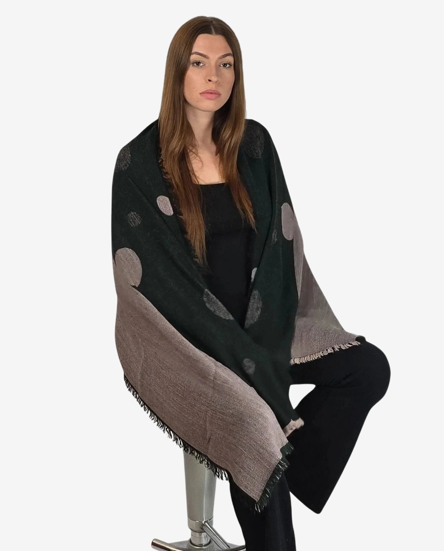 Stola da donna verde con motivo a pois, realizzata in misto acrilico, modal, lana e alpaca.