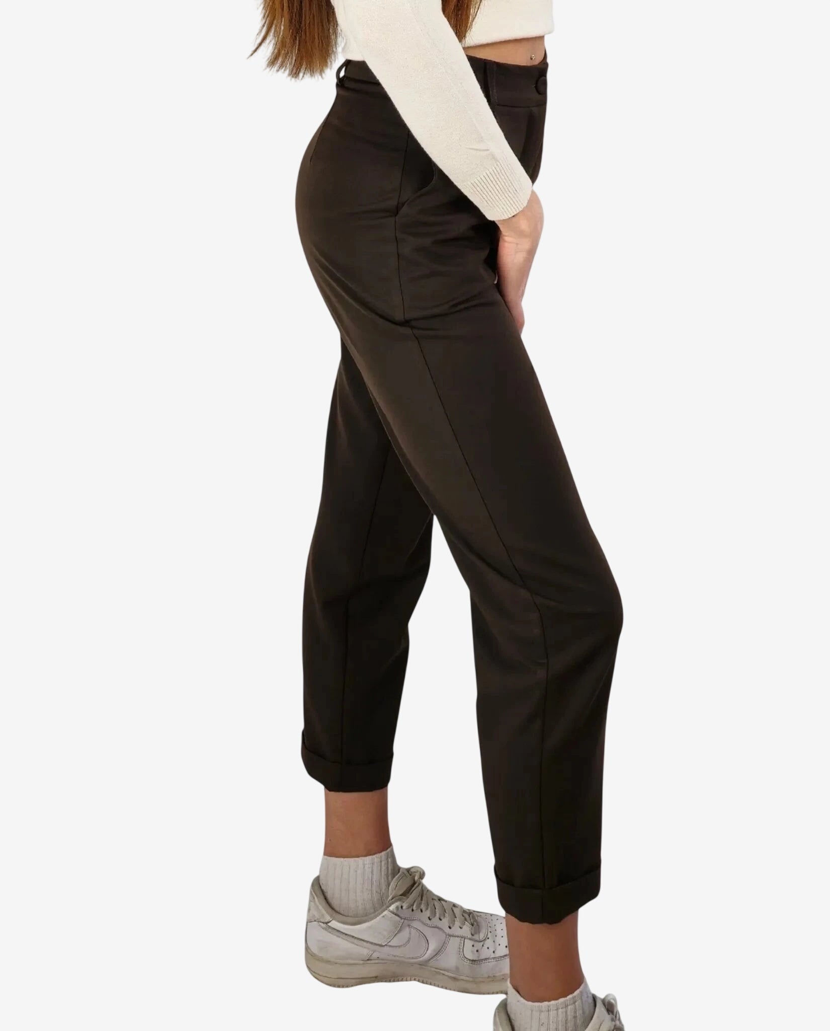 Pantalone color moka con chiusura a zip, taglio dritto e risvolto sul fondo.