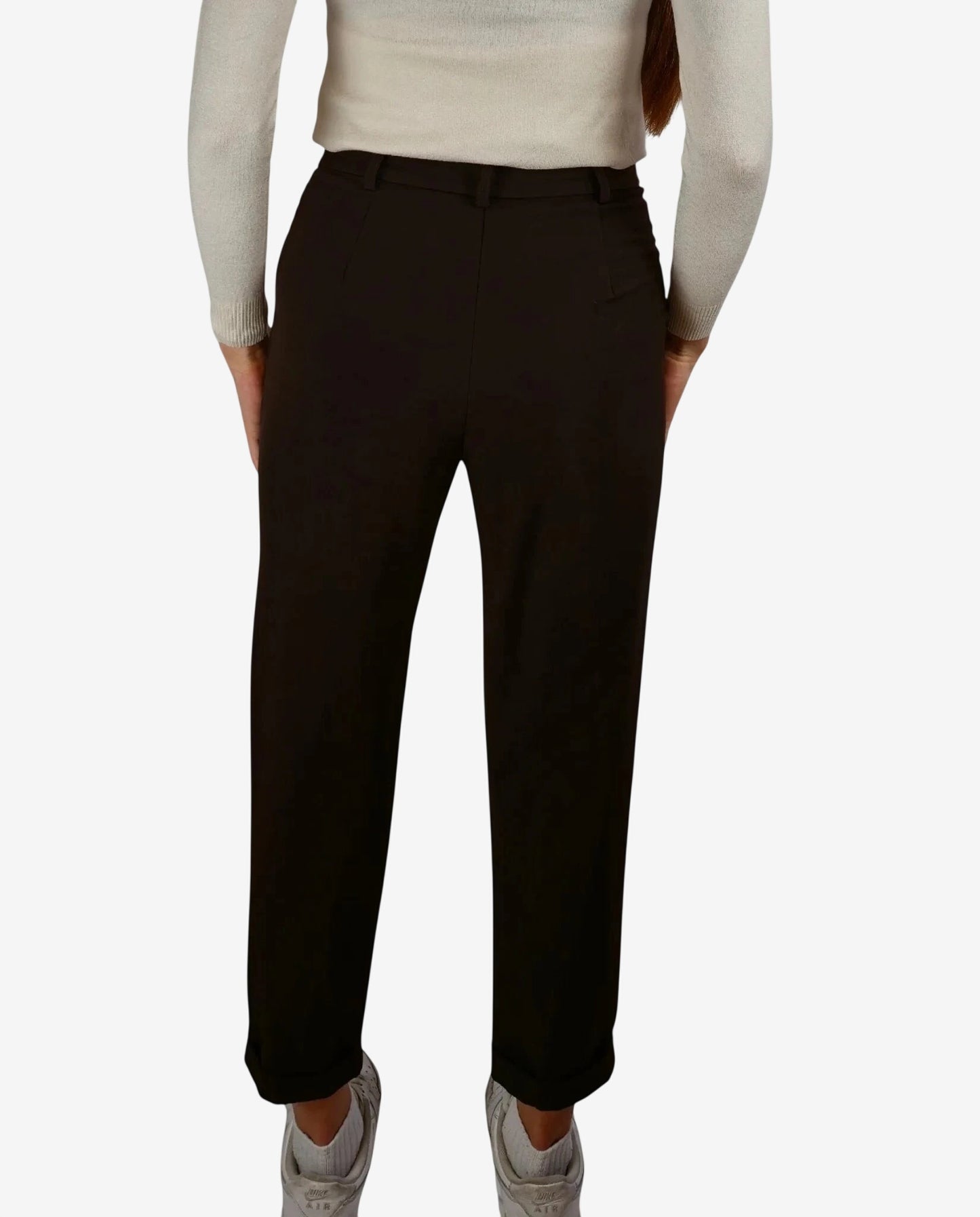 Pantalone color moka con chiusura a zip, caratterizzato da un taglio dritto e vestibilità fluida.