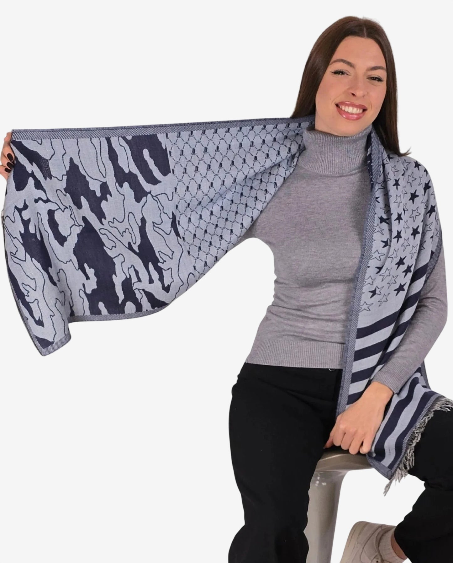 Sciarpa invernale da donna con fantasia a stelle, strisce e motivi geometrici nei toni del blu.