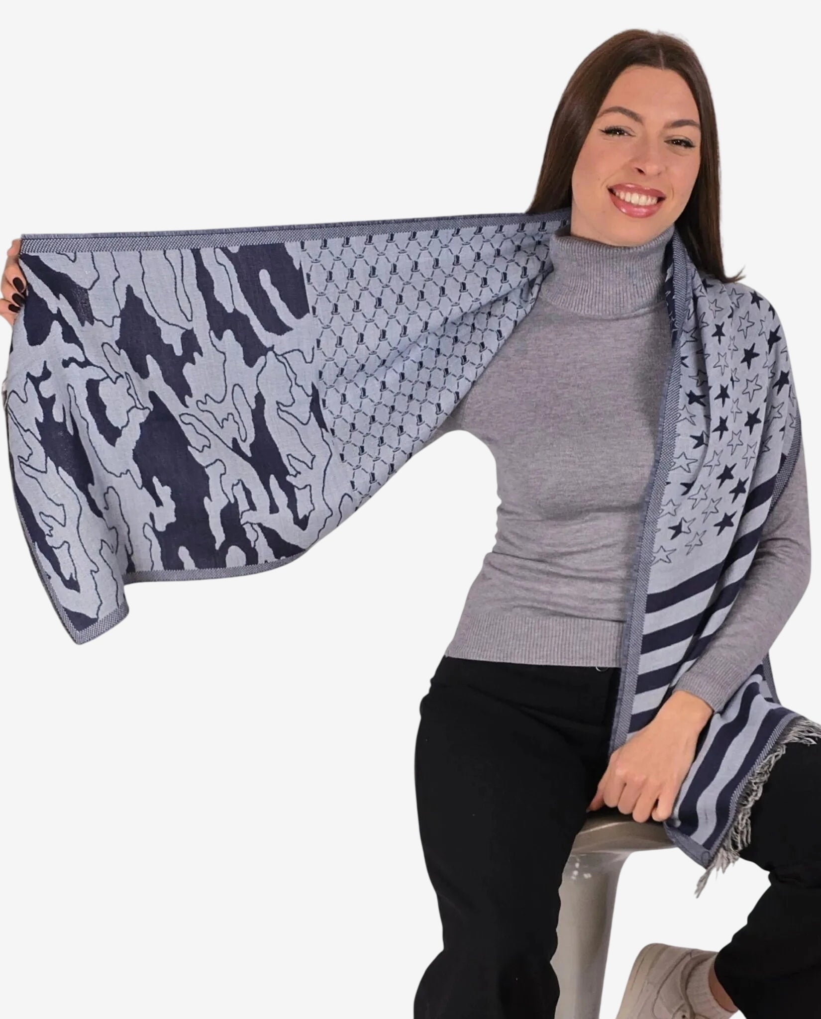 Sciarpa invernale da donna con fantasia a stelle, strisce e motivi geometrici nei toni del blu.