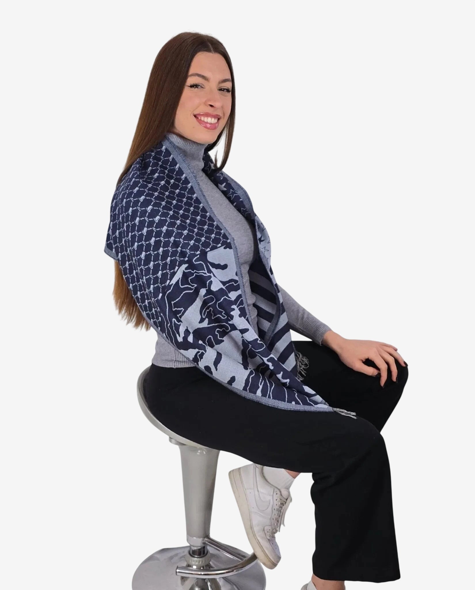 Modella indossa una sciarpa invernale blu con fantasia a stelle e strisce in stile americano.
