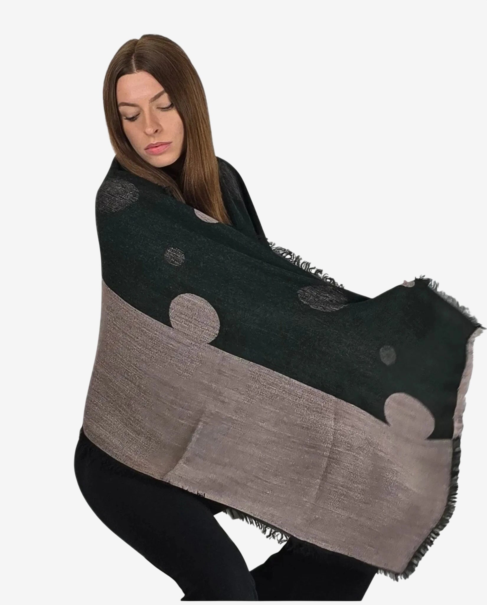 Stola da donna verde con motivo a pois, realizzata in misto acrilico, modal, lana e alpaca.
