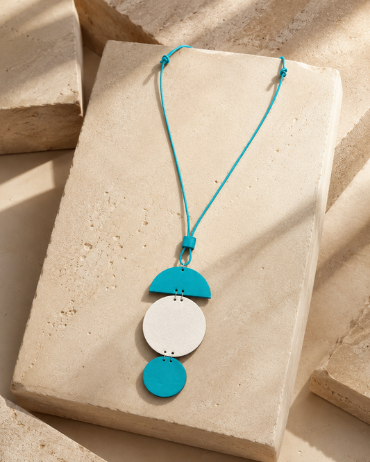 Collana artigianale turchese con perle e pietre turchesi.