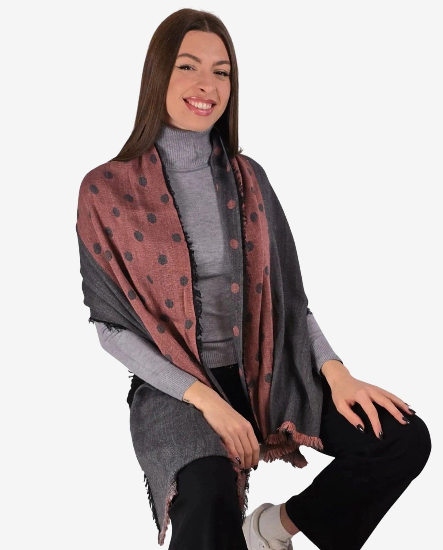 Sciarpa da donna in lana e alpaca con fantasia a pois, caratterizzata da bordi sfrangiati.