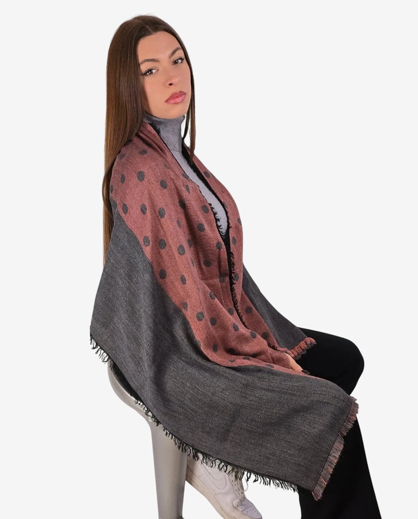 Sciarpa da donna in lana e alpaca con fantasia a pois, caratterizzata da un design bicolore.