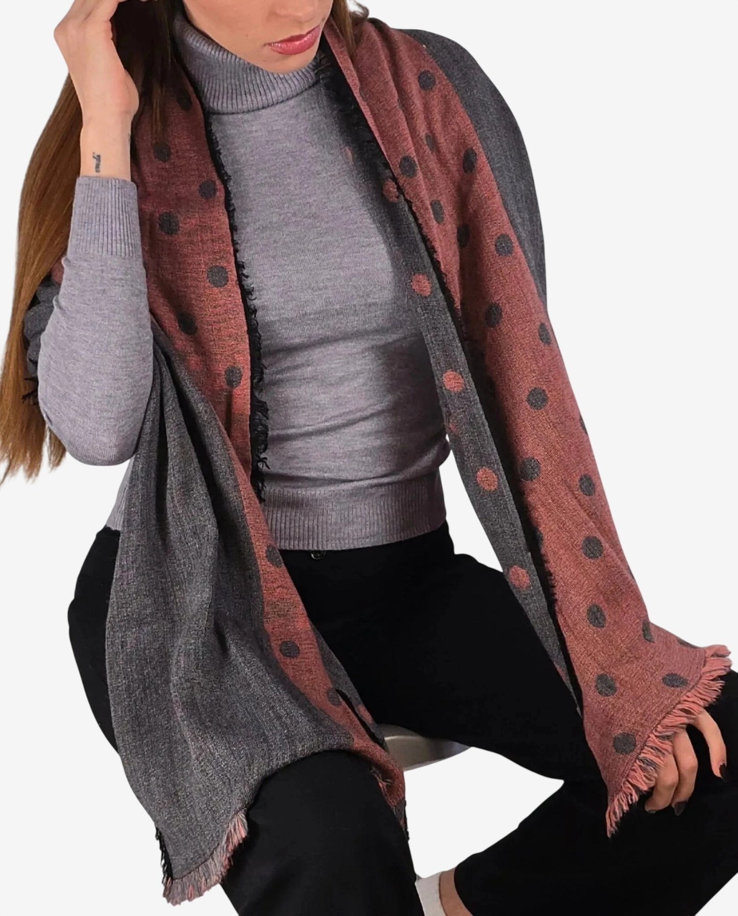 Sciarpa da donna in lana e alpaca con fantasia a pois, caratterizzata da bordi sfrangiati.