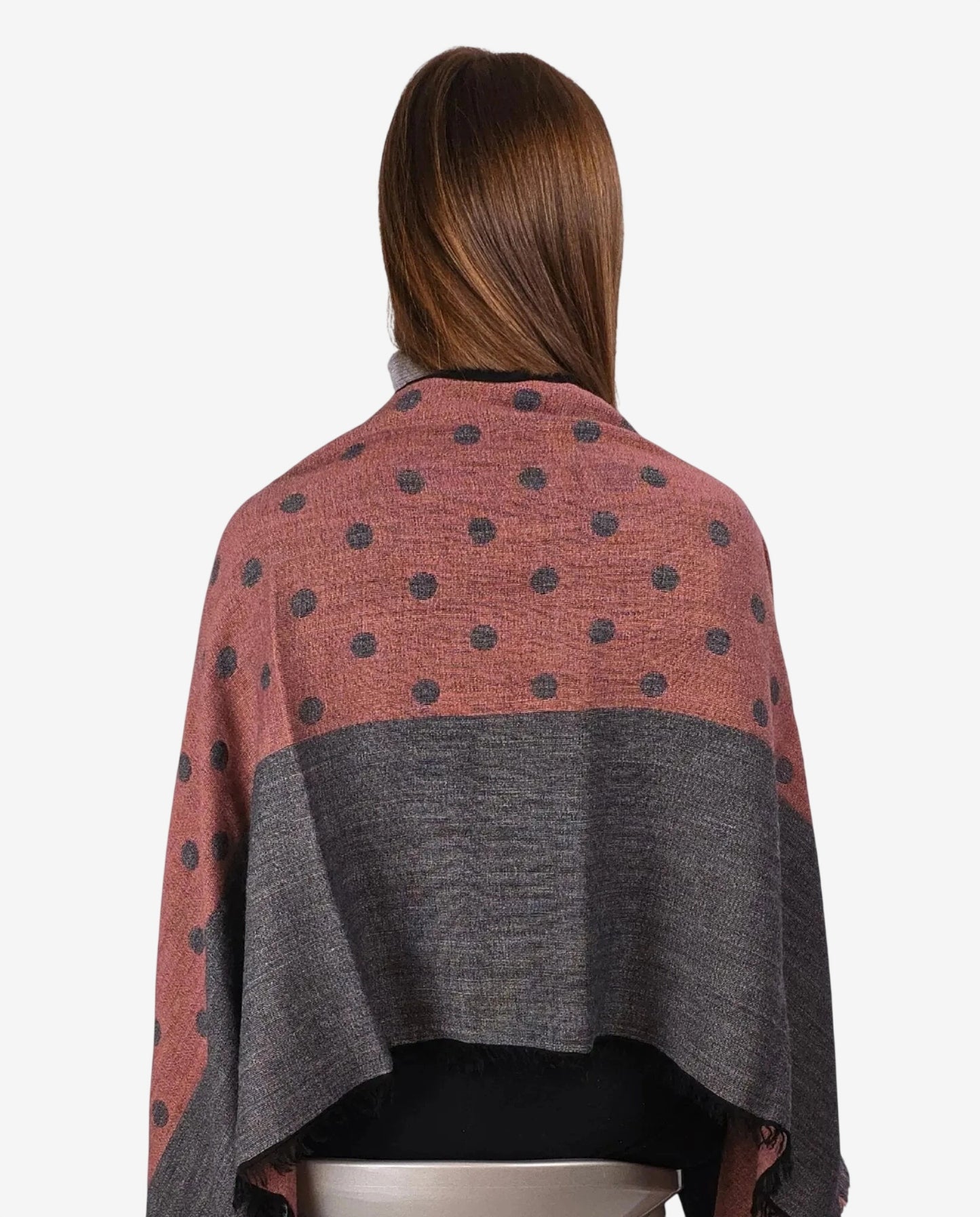 Sciarpa da donna in lana e alpaca con fantasia a pois, caratterizzata da un design bicolore.