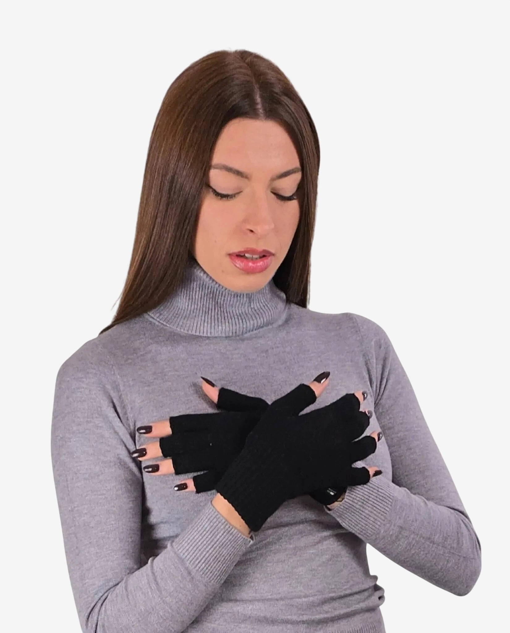Donna che indossa guanti neri a mezze dita in lana merino e cachemire.