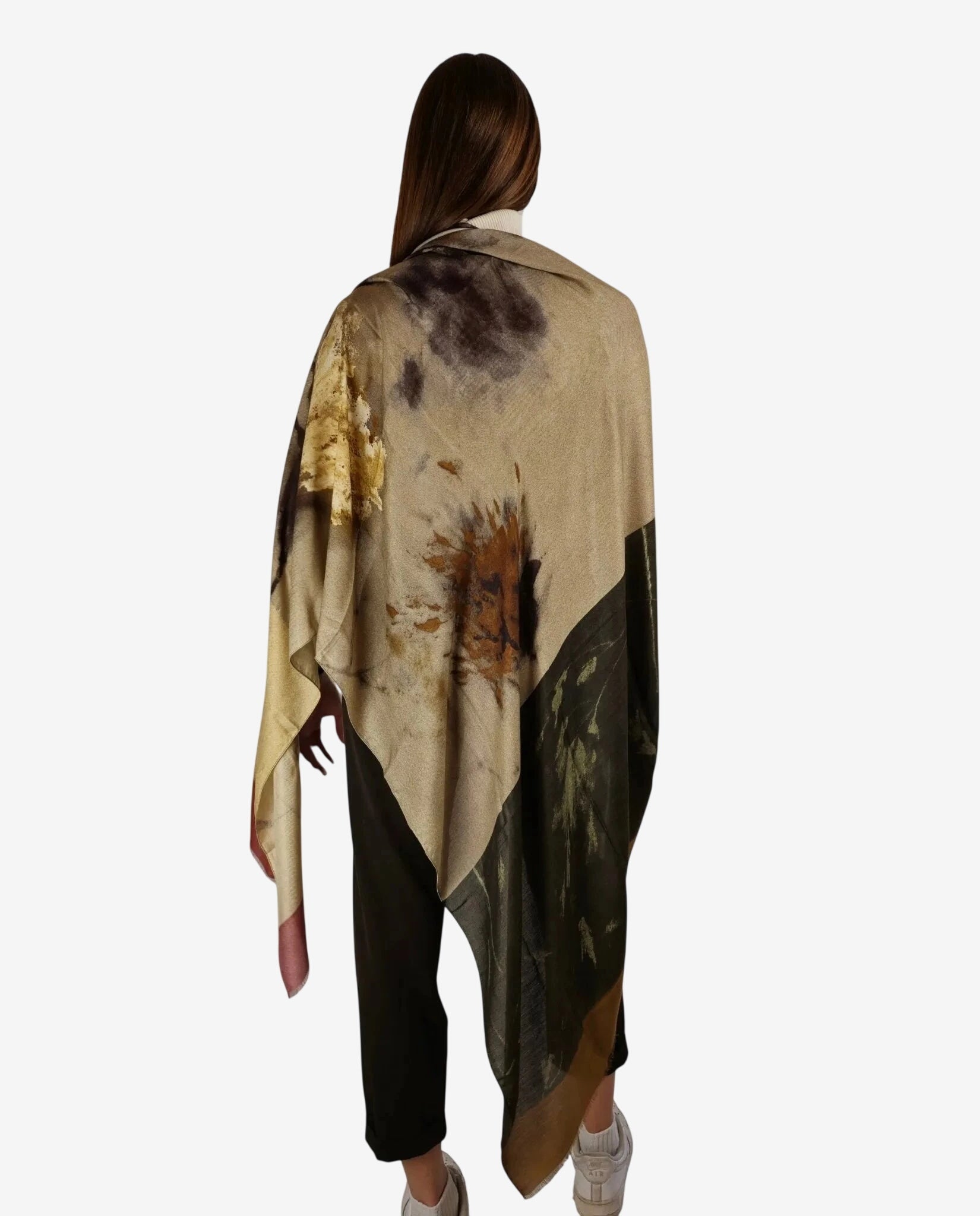 Stola da donna in modal e lana con stampa floreale astratta nei toni del beige e del marrone.