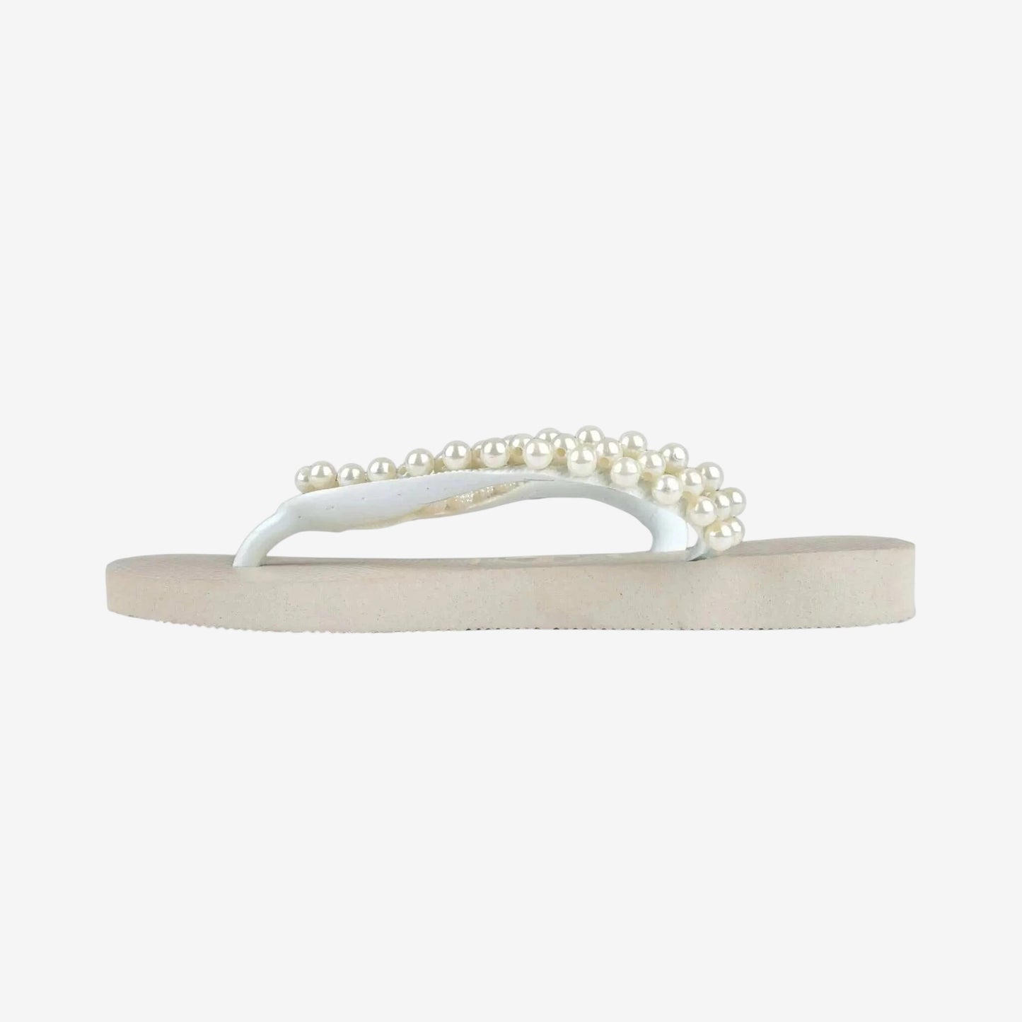 Infradito Havaianas bianco con cinturino ricamato a mano con perle bianche.