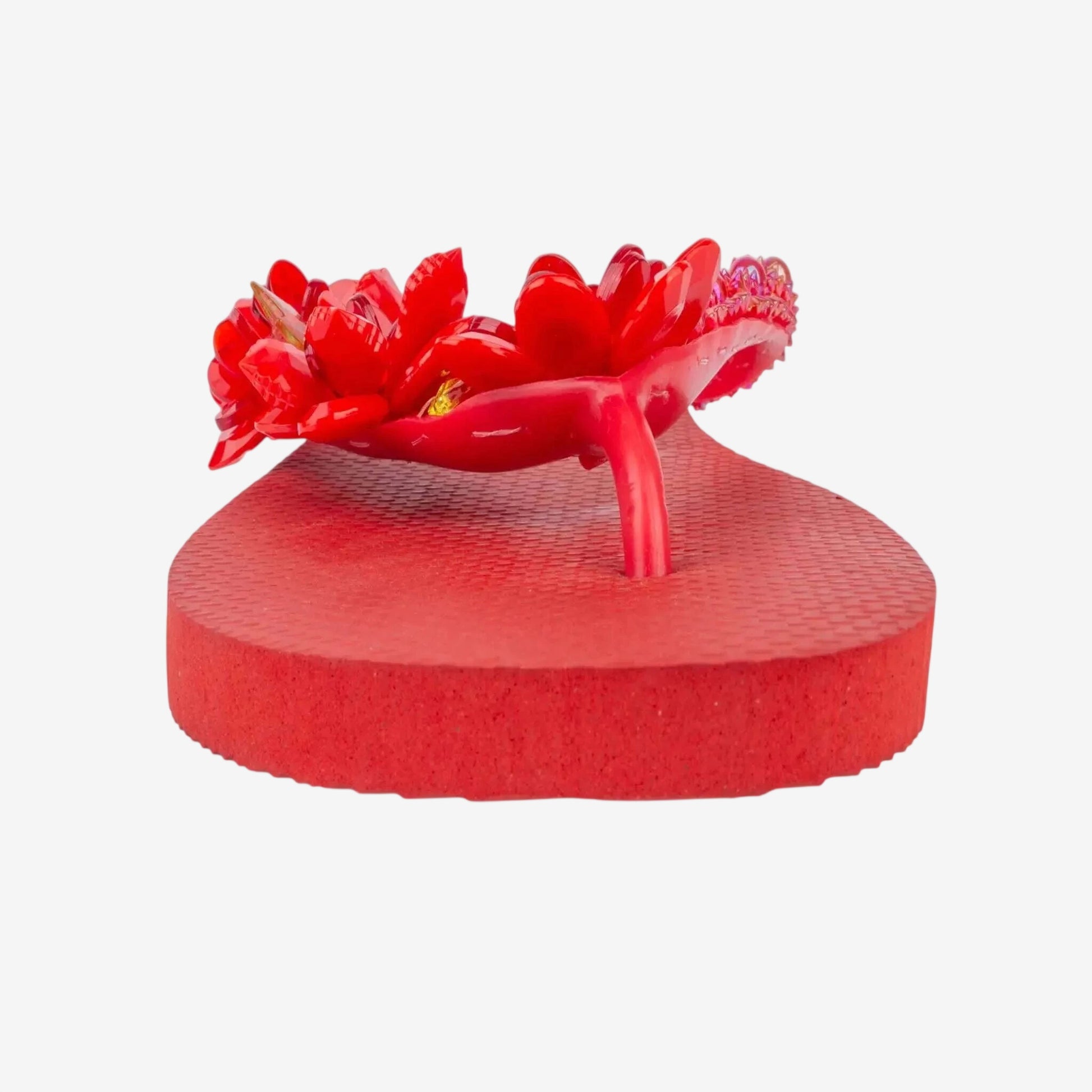 Infradito Havaianas rosso decorato con pietre preziose applicate a mano.