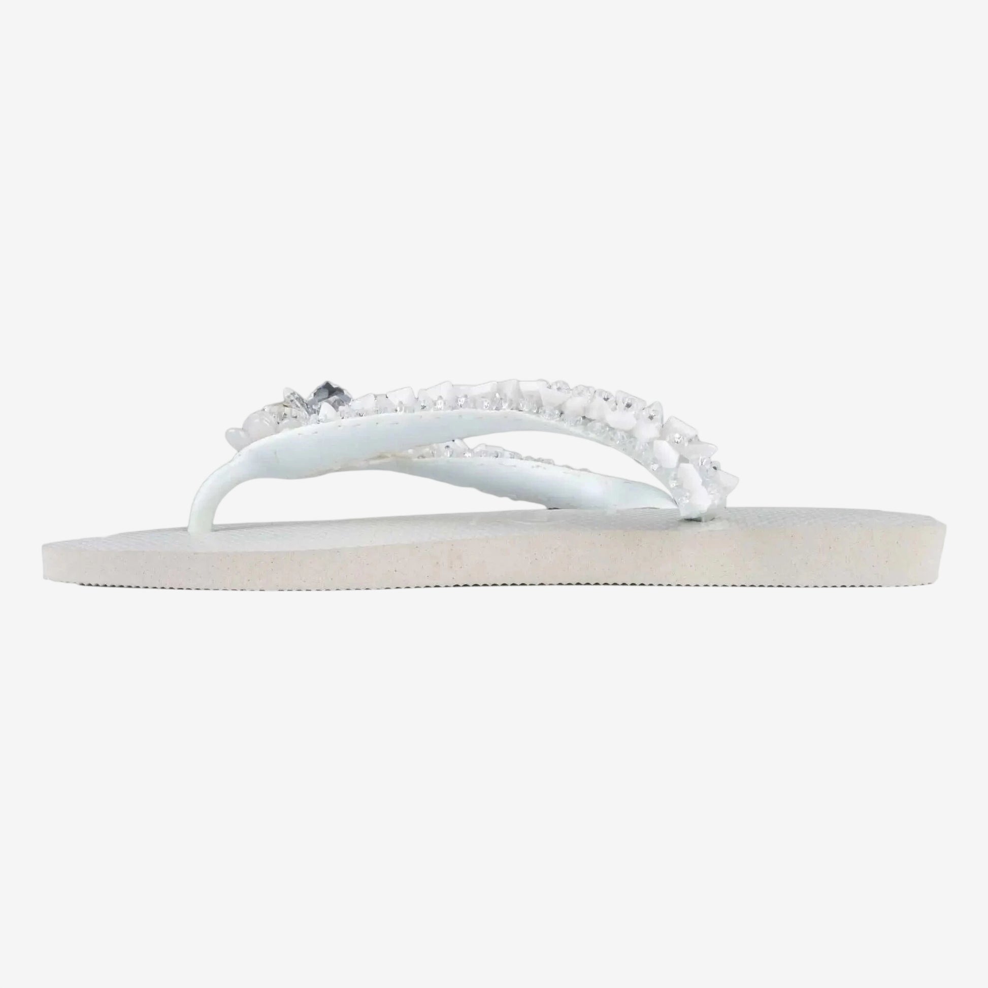 Infradito Havaianas bianco con cinturino ricamato a mano con pietre preziose.