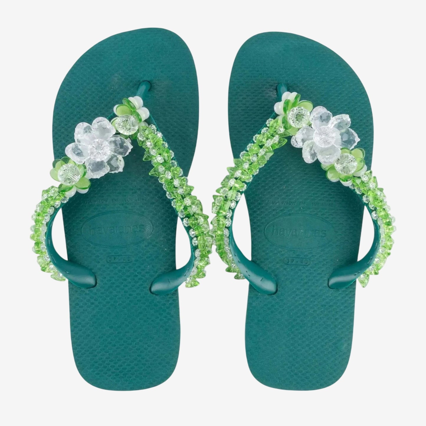 Infradito Havaianas verde amazonia decorate a mano con perline e fiori trasparenti.