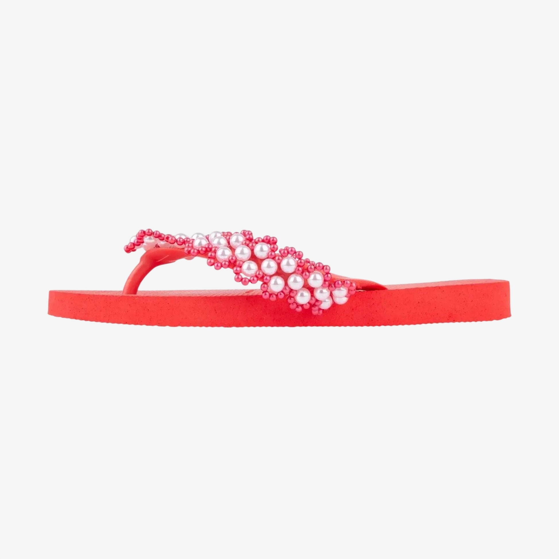 Infradito Havaianas rosso con cinturino decorato da perle bianche ricamate a mano.