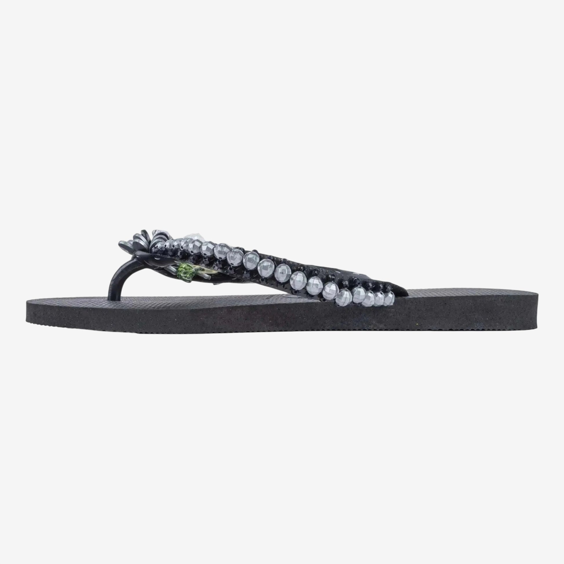 Infradito Havaianas nero con cinturino ricamato a mano con perle antracite e pietre preziose.