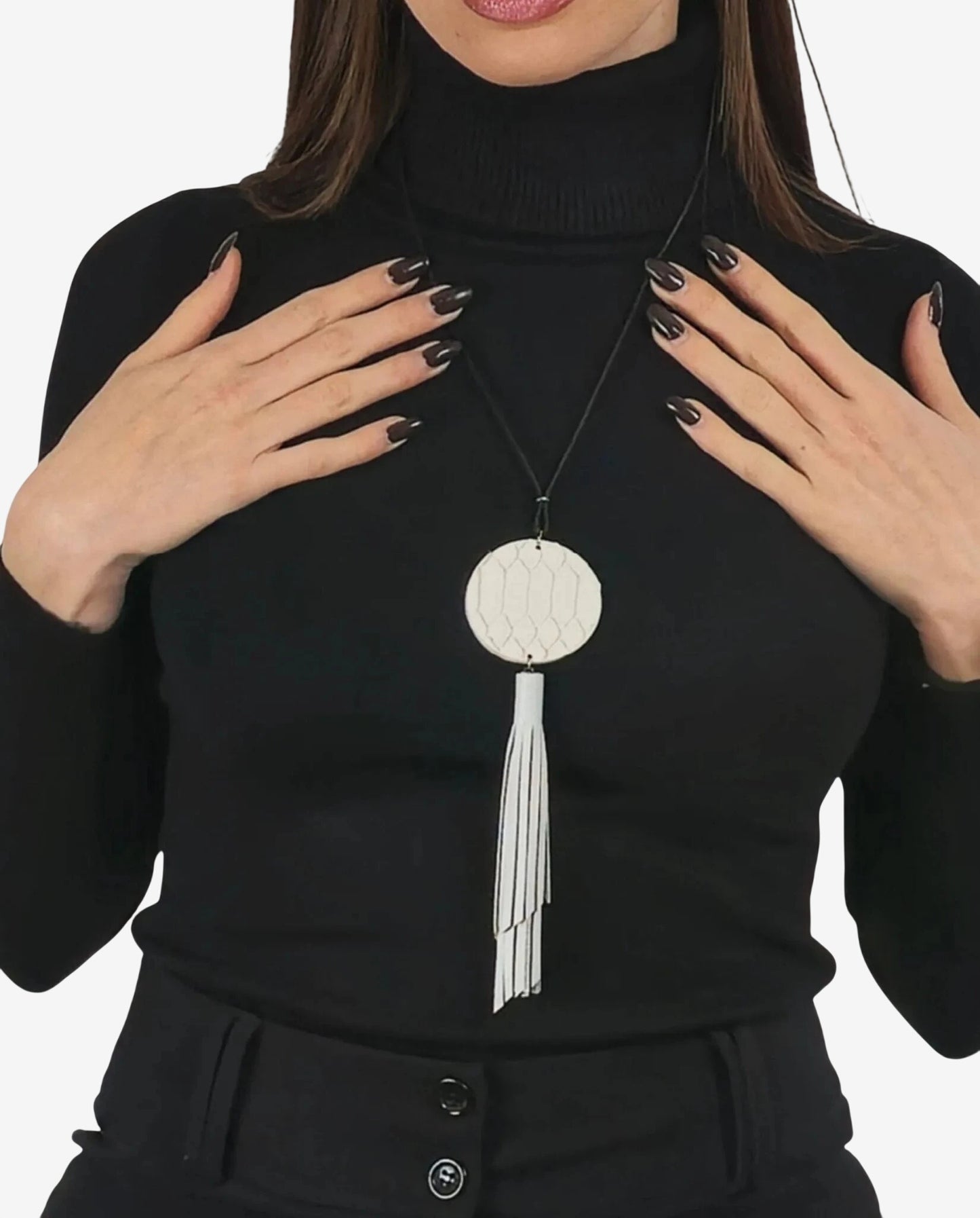 Collana artigianale con ciondolo circolare in pelle bianca effetto pitone e nappa abbinata.