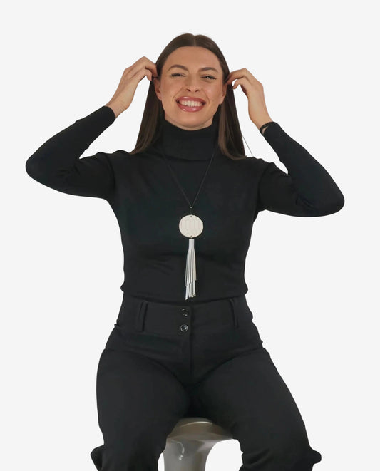 Collana artigianale con ciondolo circolare in pelle di pitone bianco e nappa abbinata.