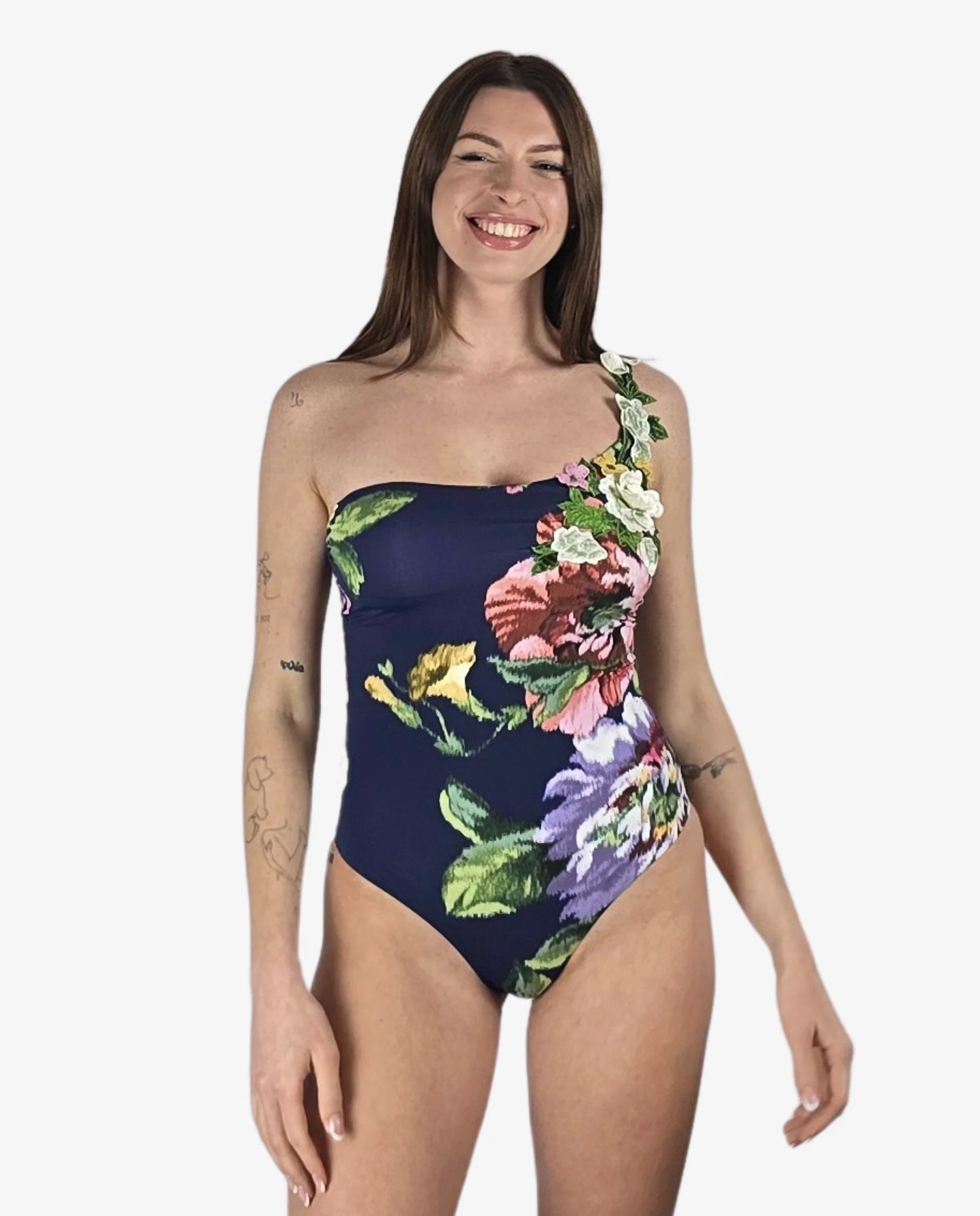 Costume intero monospalla blu con stampa floreale e applicazioni di fiori 3D sulla spalla.