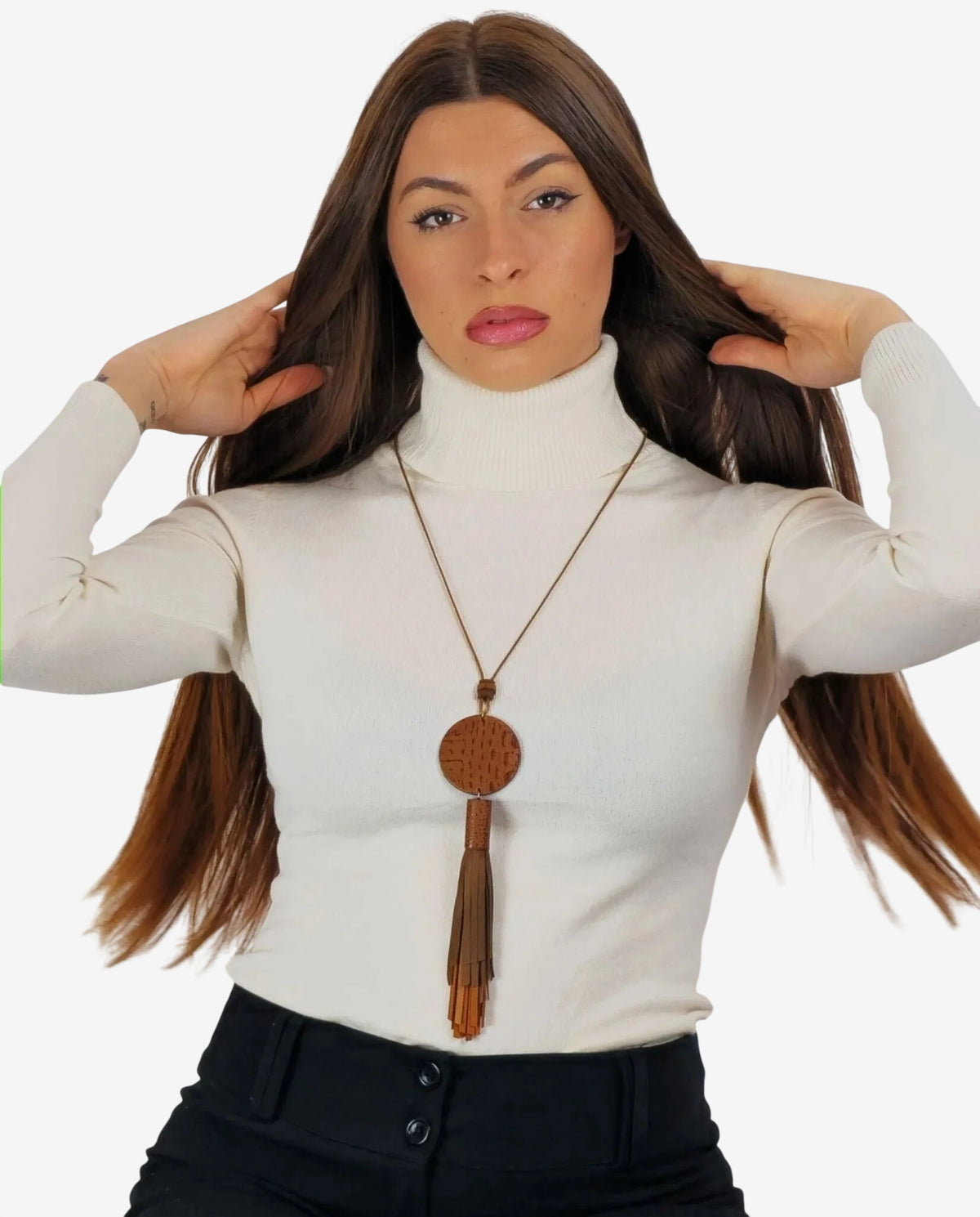 Collana artigianale con ciondolo circolare in pelle marrone stampata e nappa bicolore.