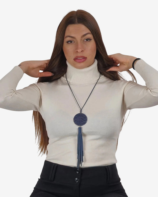 Collana artigianale con ciondolo circolare in pelle pitonata blu e nappa lunga in vera pelle.