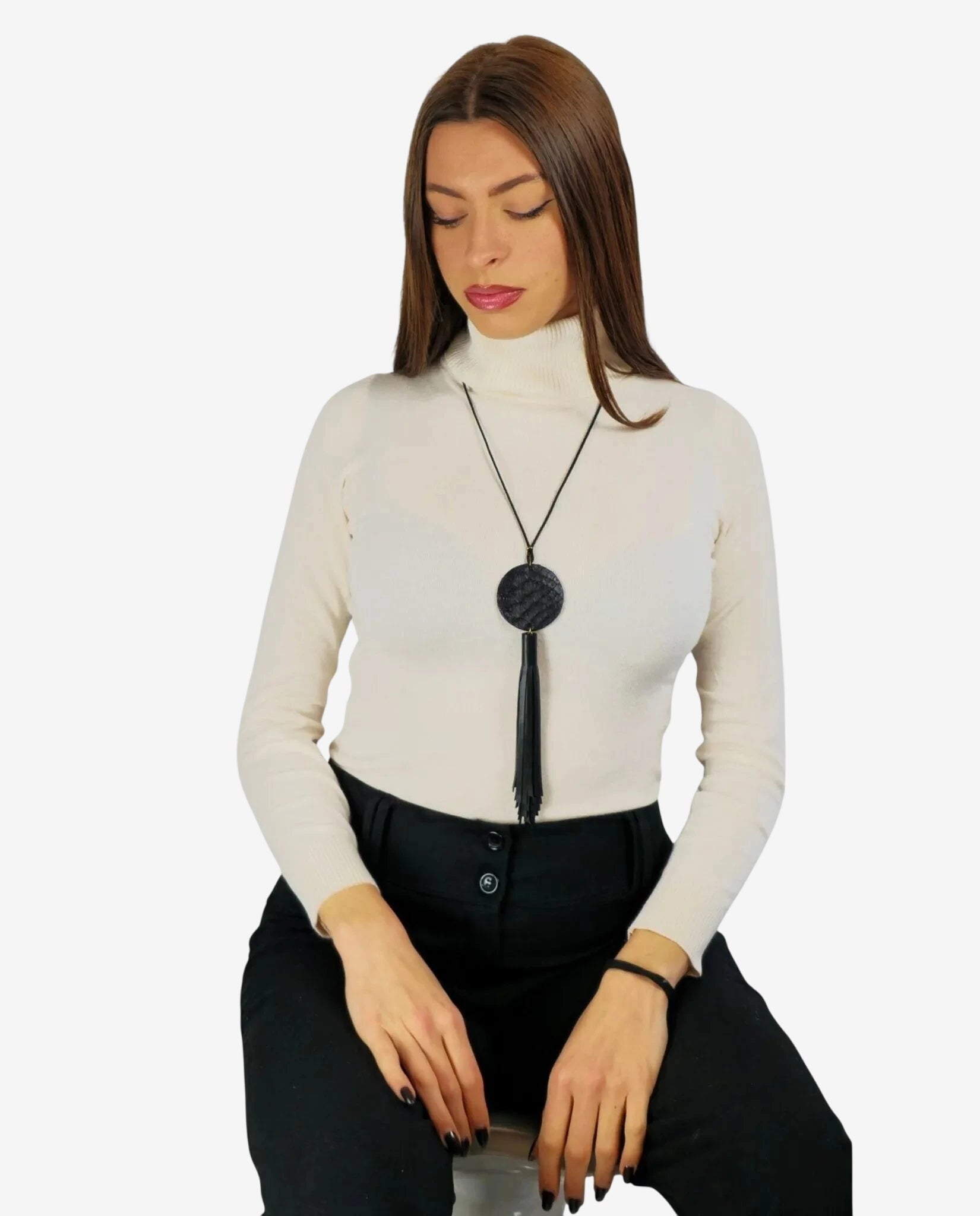 Collana artigianale nera con ciondolo circolare in pitone e nappa in vera pelle.