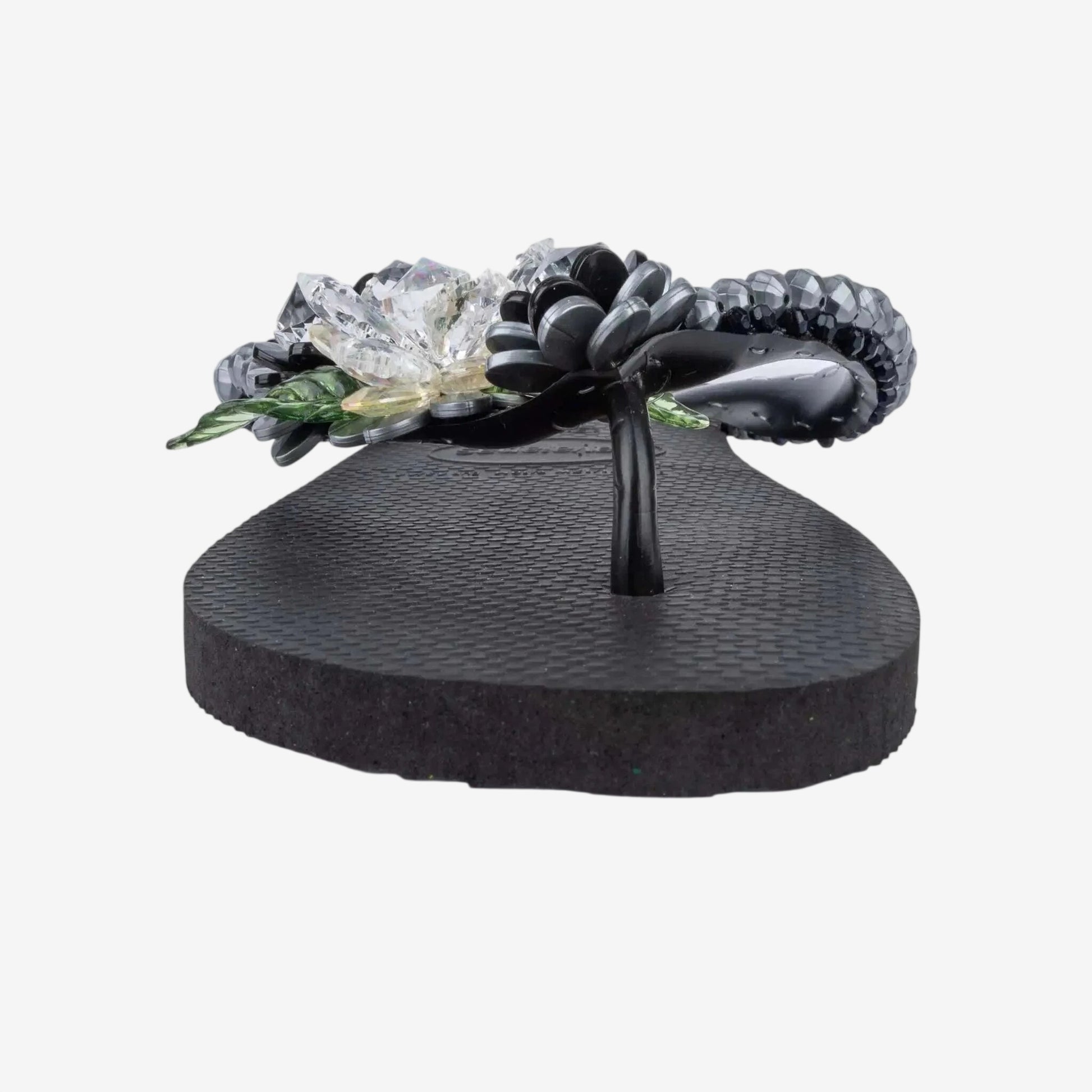 Infradito Havaianas nero decorato a mano con perle antracite e pietre preziose.