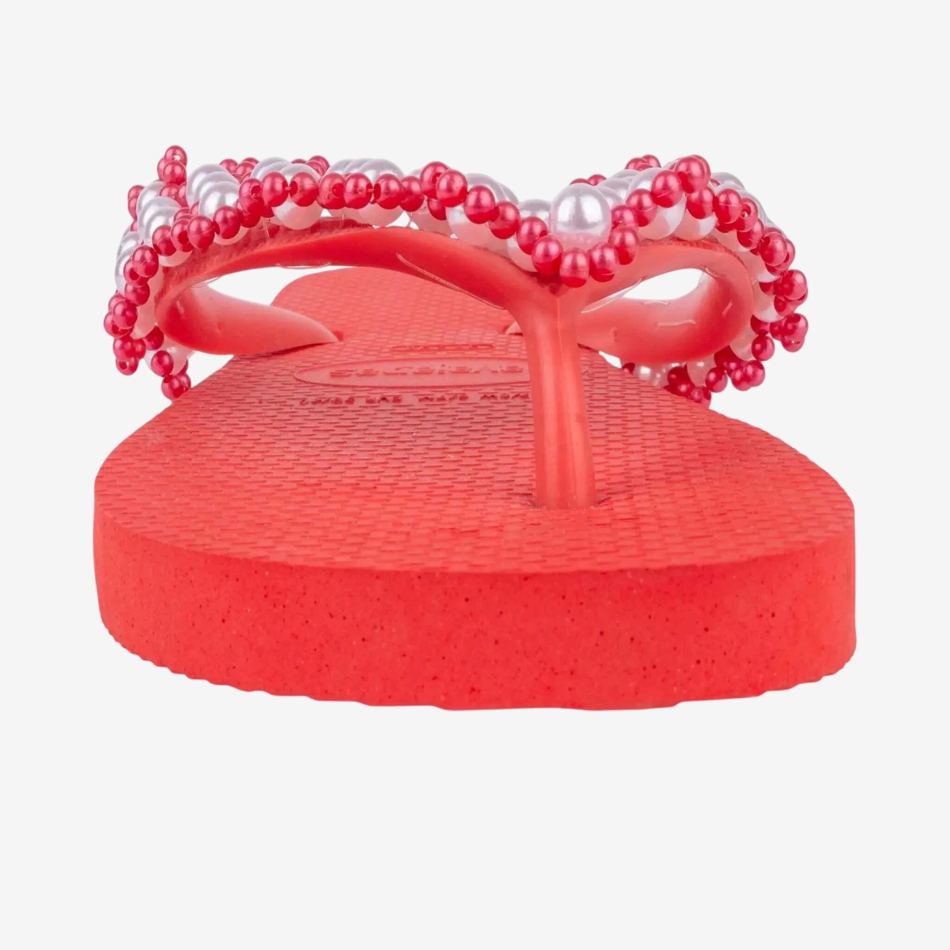 Infradito Havaianas rosso con cinturino decorato da perle bianche ricamate a mano.