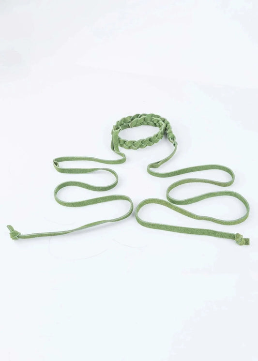 Cintura intrecciata in pelle scamosciata verde con lunghi lacci laterali.
