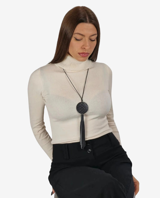 Collana artigianale in vera pelle nera con ciondolo circolare effetto pitone e lunga nappa.