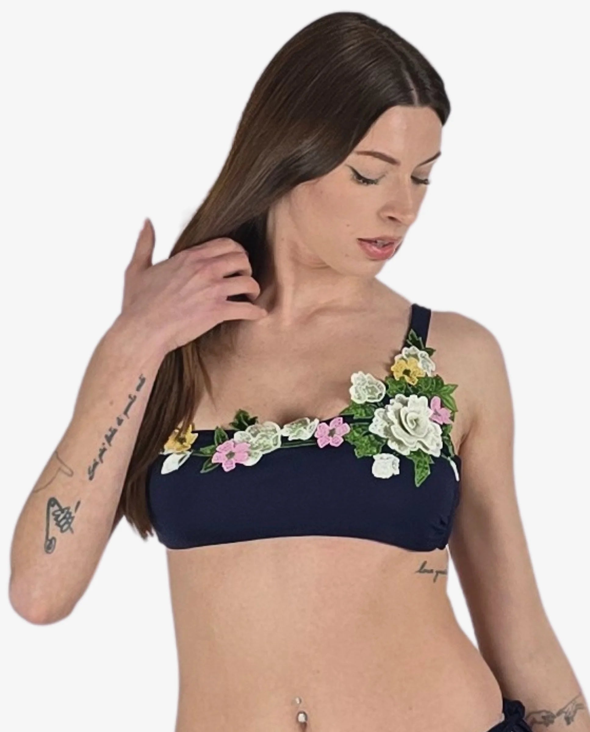 Bikini monospalla blu scuro decorato con fiori 3D applicati a mano.