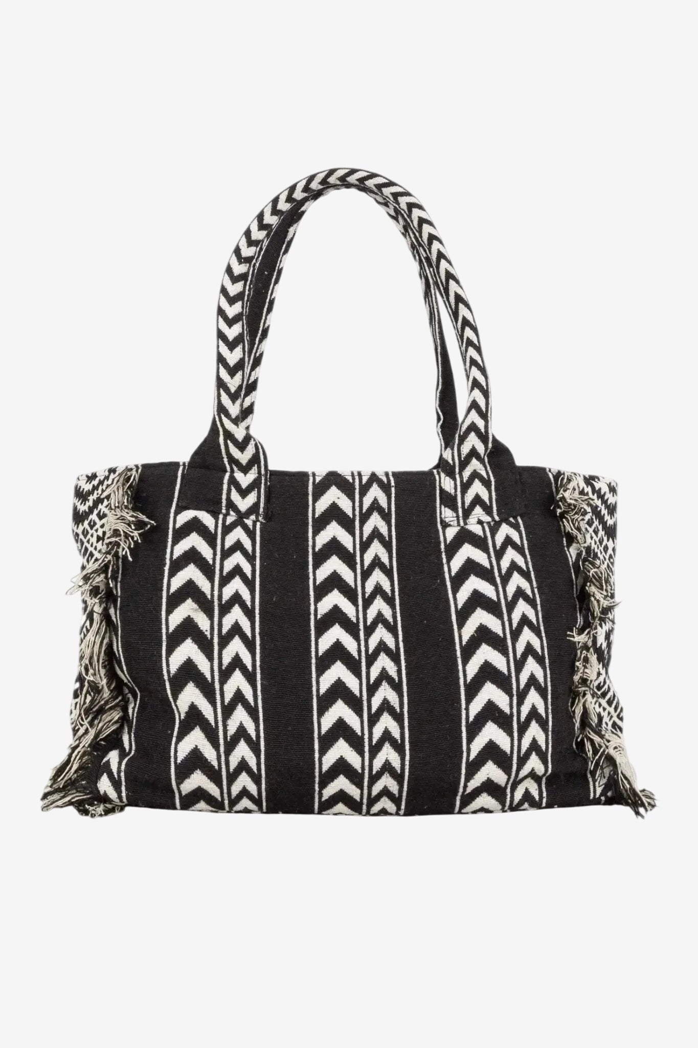 Borsetta a mano con fantasia etnica in bianco e nero e frange decorative sui lati.