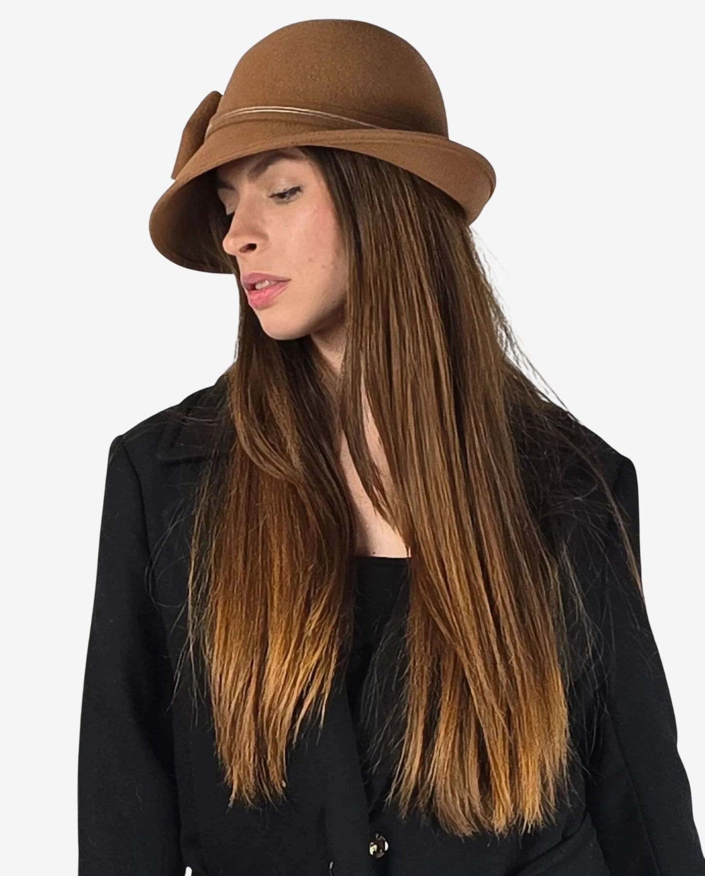 Cappello da donna color nocciola in 100% lana con dettaglio a fiocco laterale.