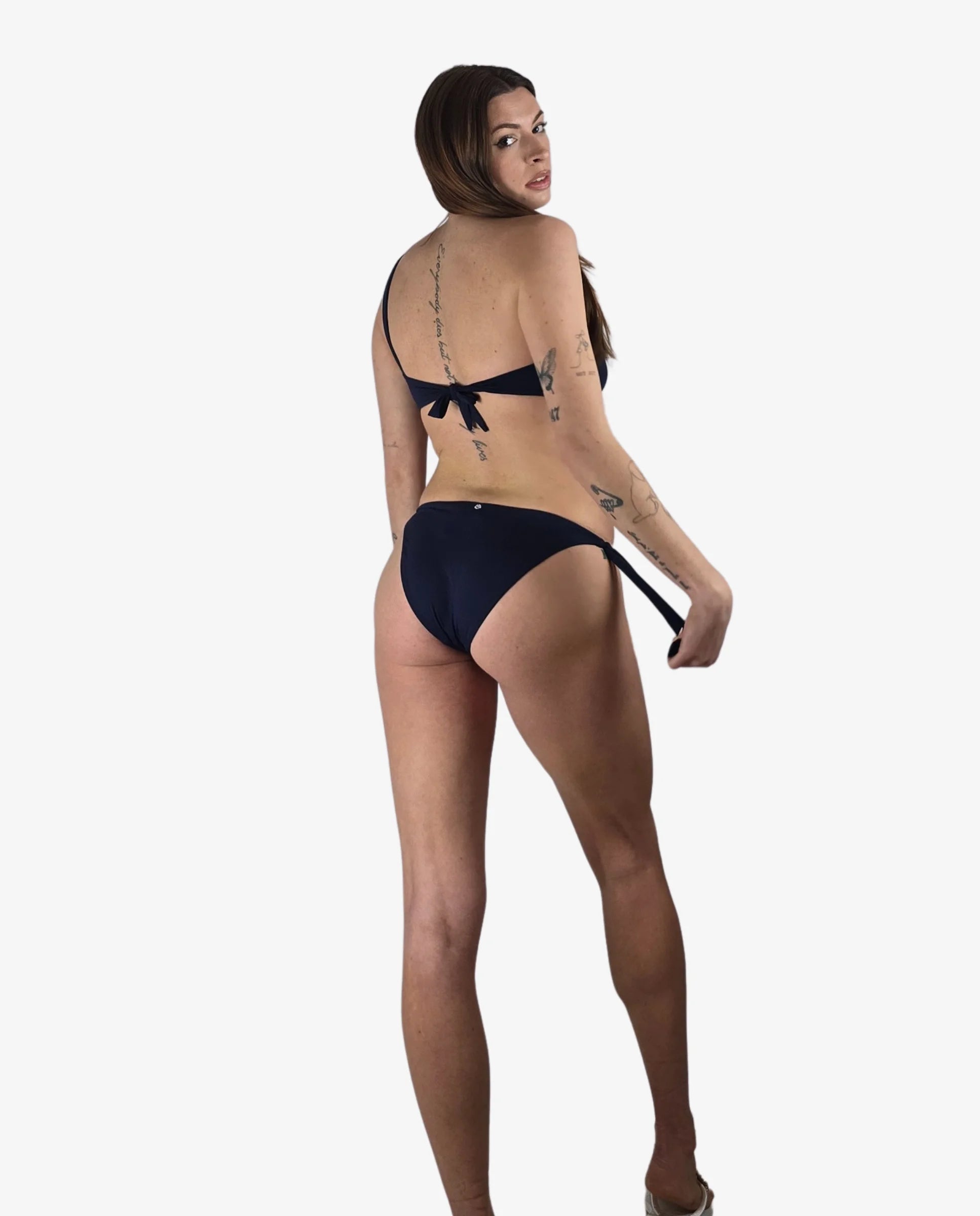 Bikini blu scuro con top monospalla e slip con laccetti laterali della Cruise Collection.