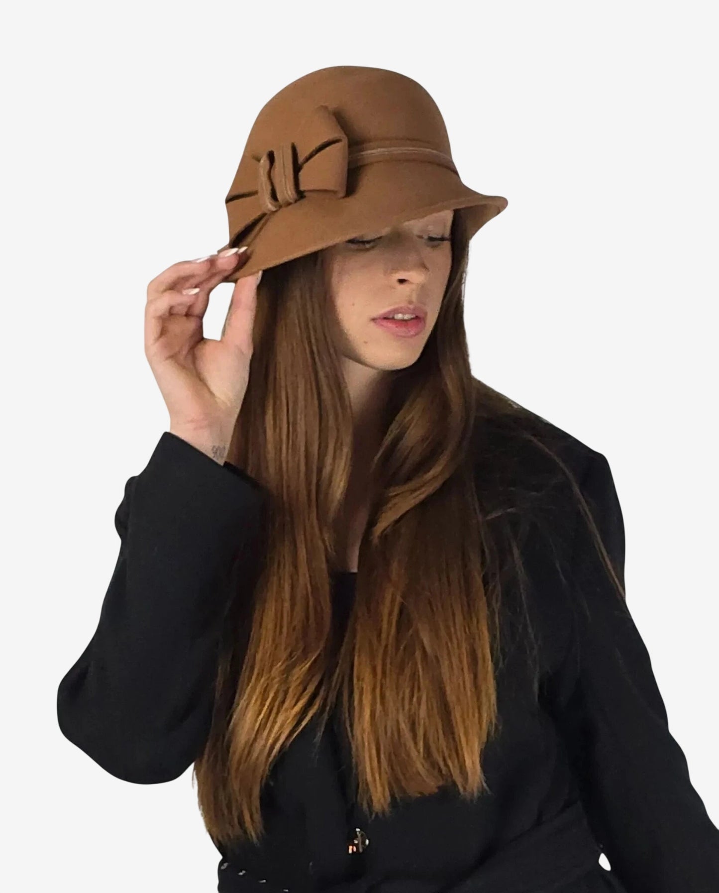 Cappello da donna color nocciola in lana 100% decorato con un elegante fiocco laterale.
