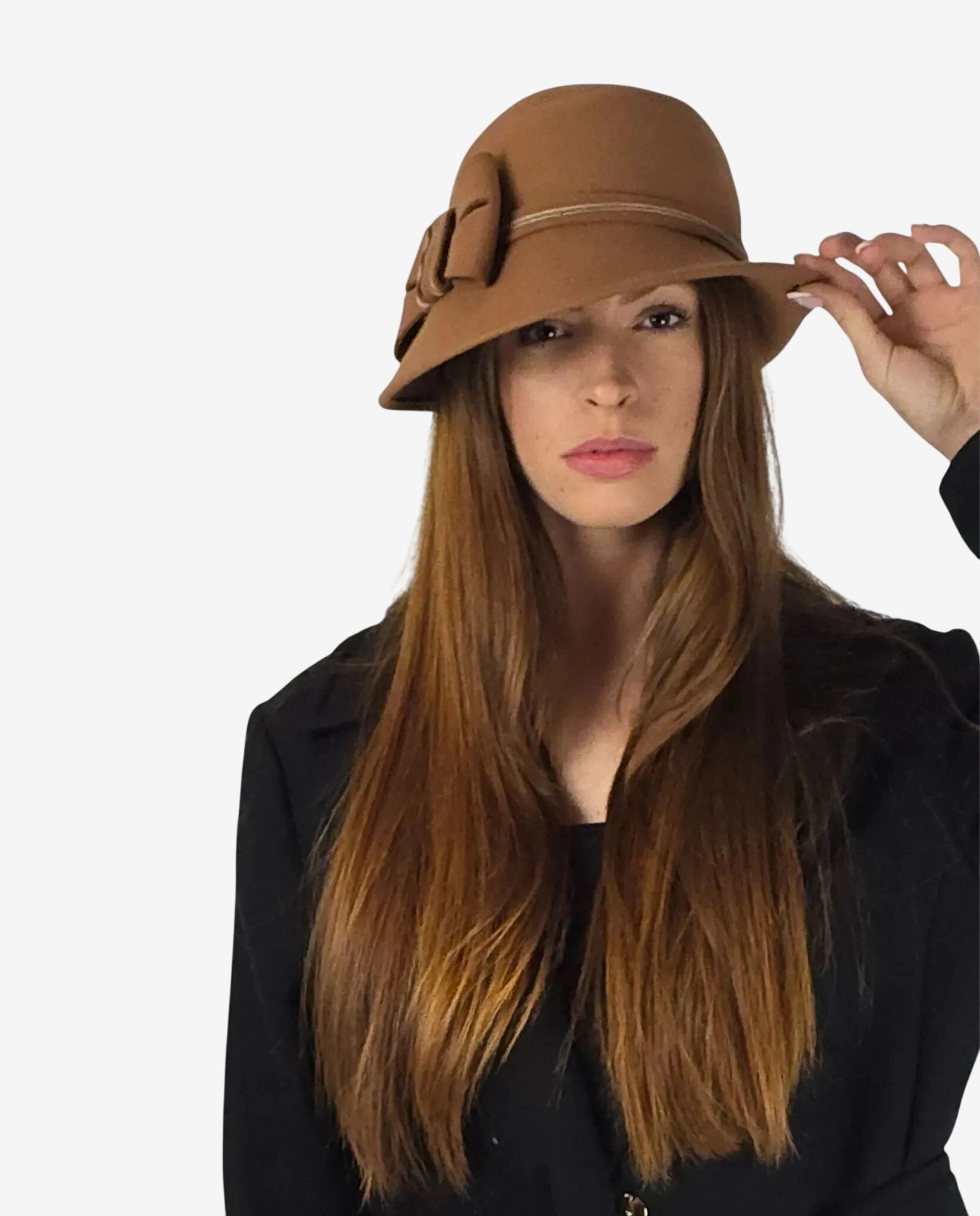 Cappello da donna color nocciola in lana 100% con dettaglio a fiocco laterale.