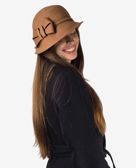 Cappello da donna color nocciola in lana con dettaglio a fiocco laterale.