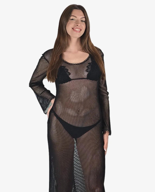 Modella indossa un abito lungo nero a rete trasparente con maniche lunghe.