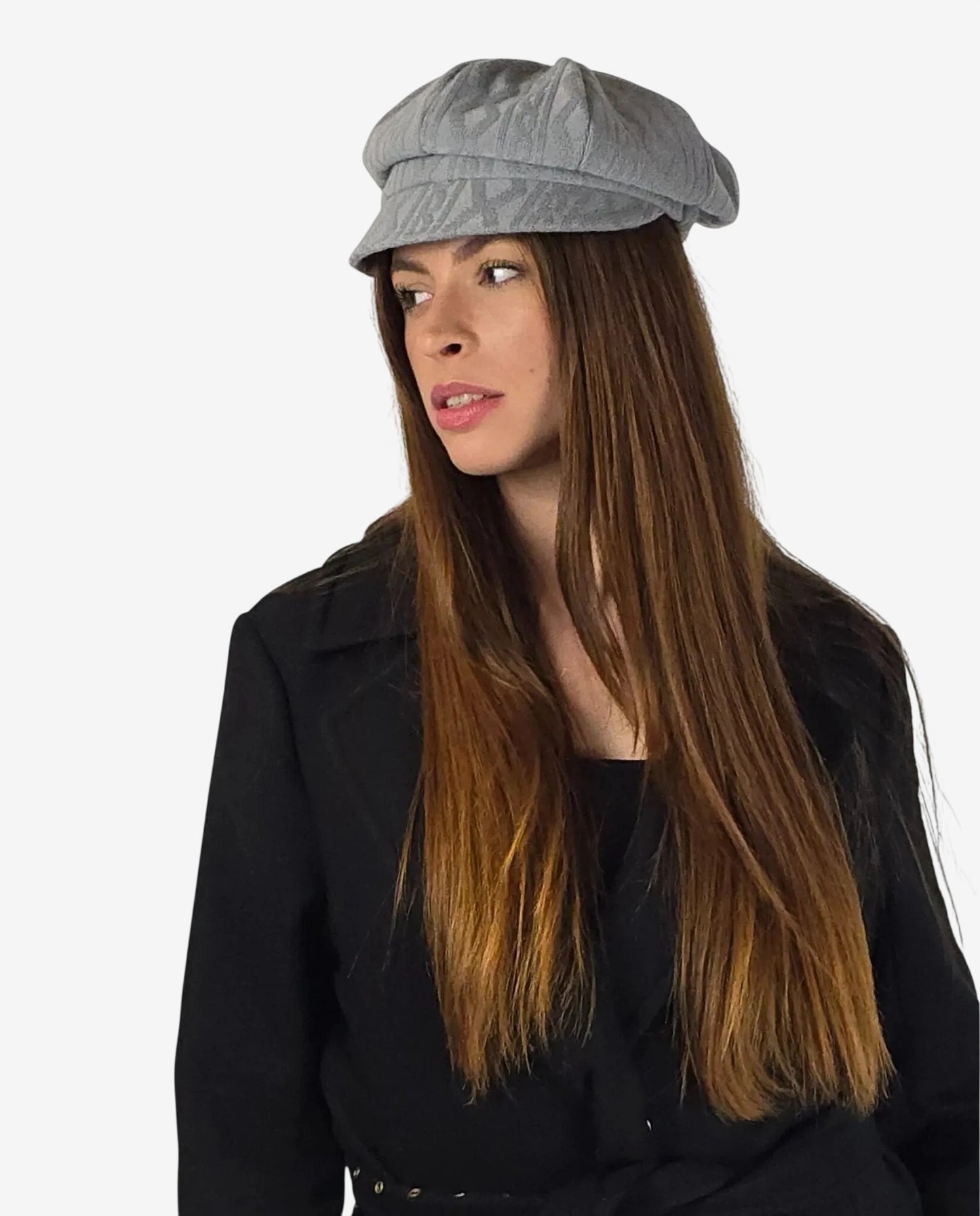 Modella indossa un cappello grigio con trama intrecciata e visiera su sfondo bianco.