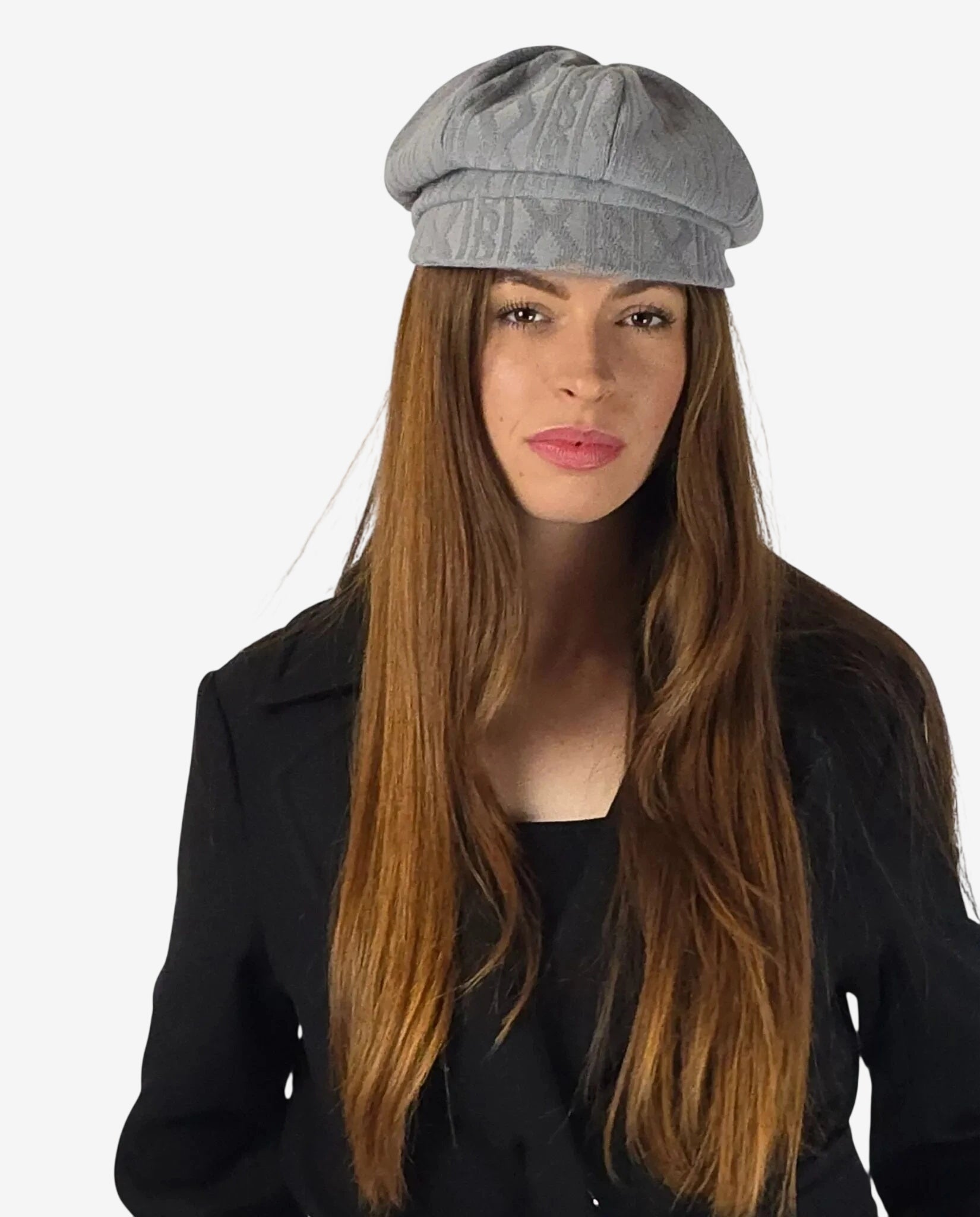 Modella indossa un cappello grigio con lavorazione a treccia e motivo geometrico sulla fascia.