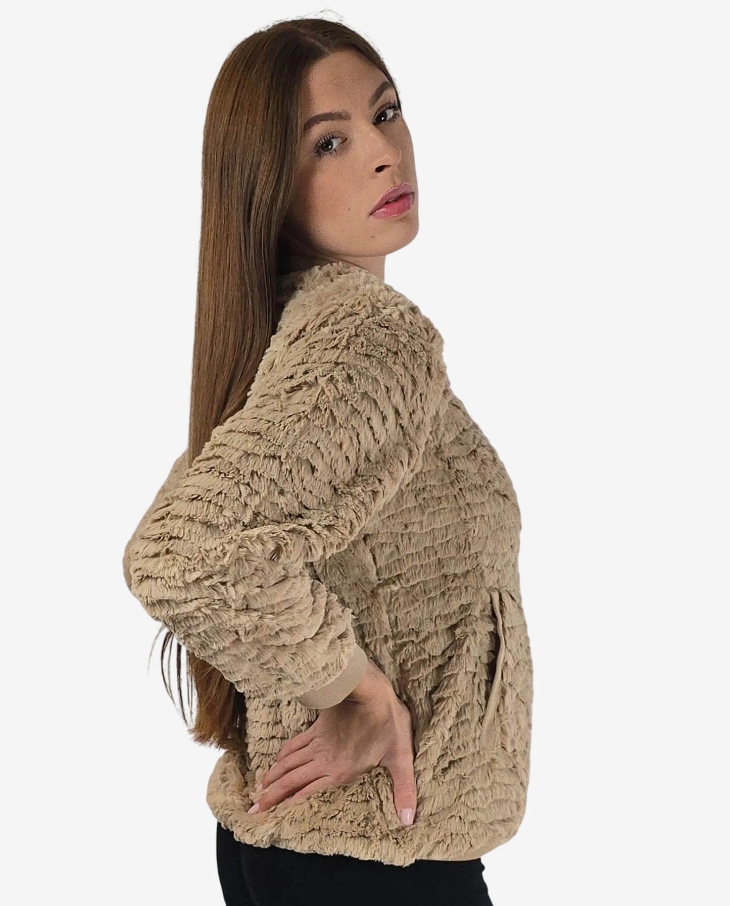 Modella indossa una felpa beige con zip e texture morbida e pelosa.
